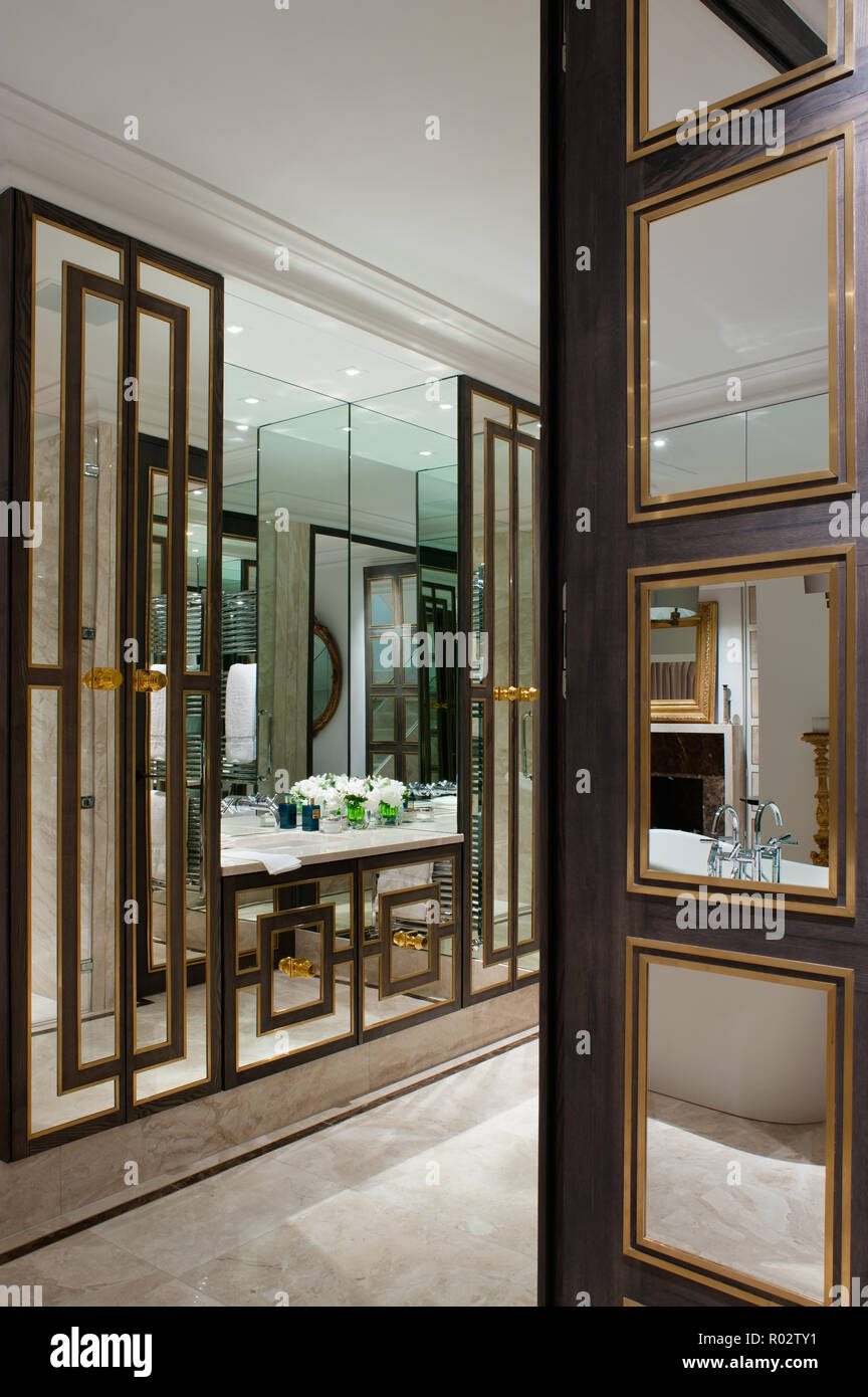 Luxury ensuite bagno con parete in mirroring Foto Stock