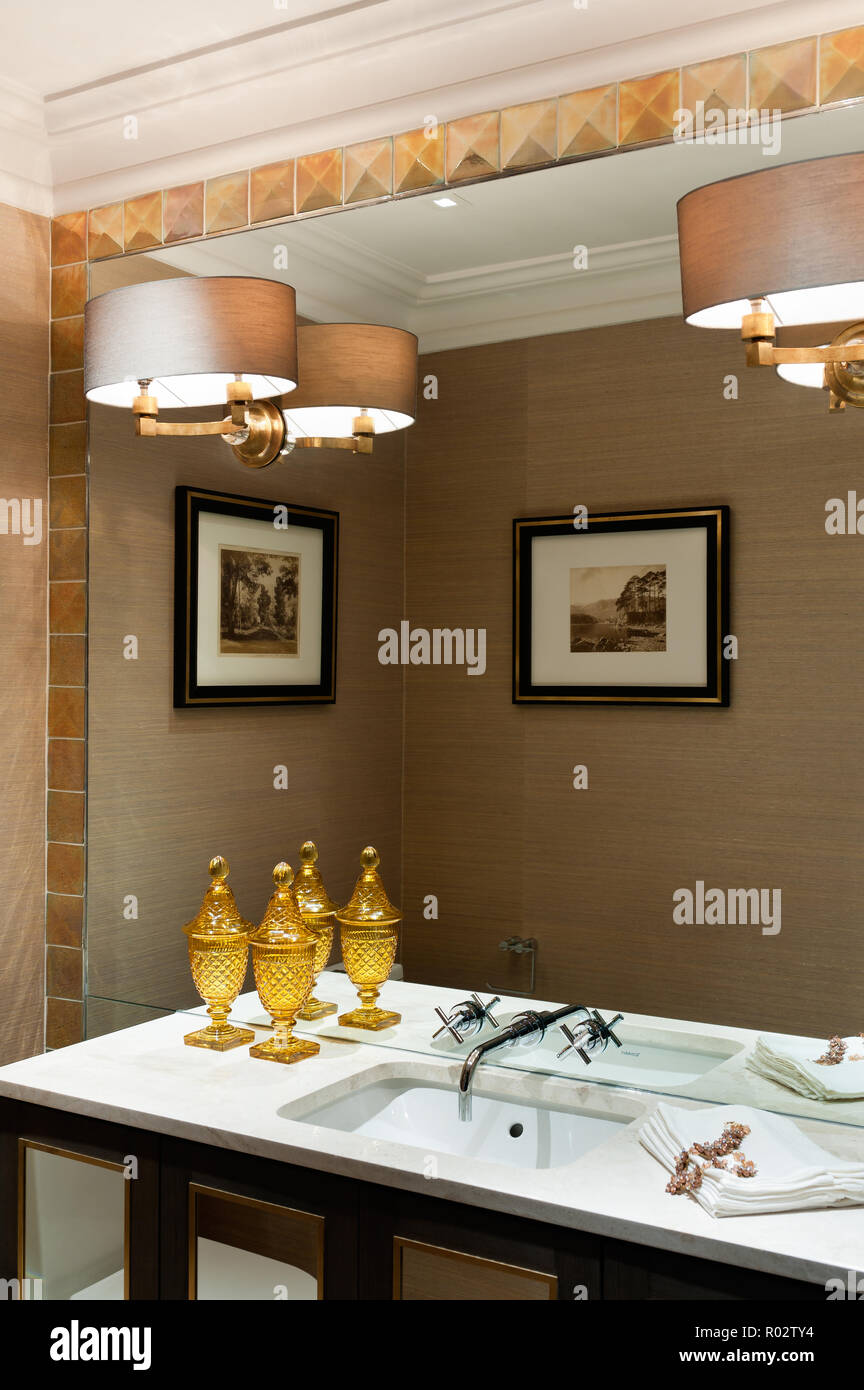 Bagno lavandino con luci sullo specchio Foto Stock