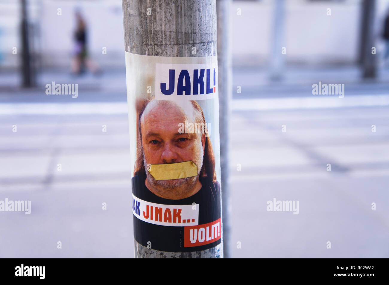 Pre-campagna elettorale sticker Ladislav Jakl, delle elezioni per il Senato 2018 a Praga, Repubblica Ceca, Ottobre 31, 2018 (CTK foto/Libor Sojka) Foto Stock
