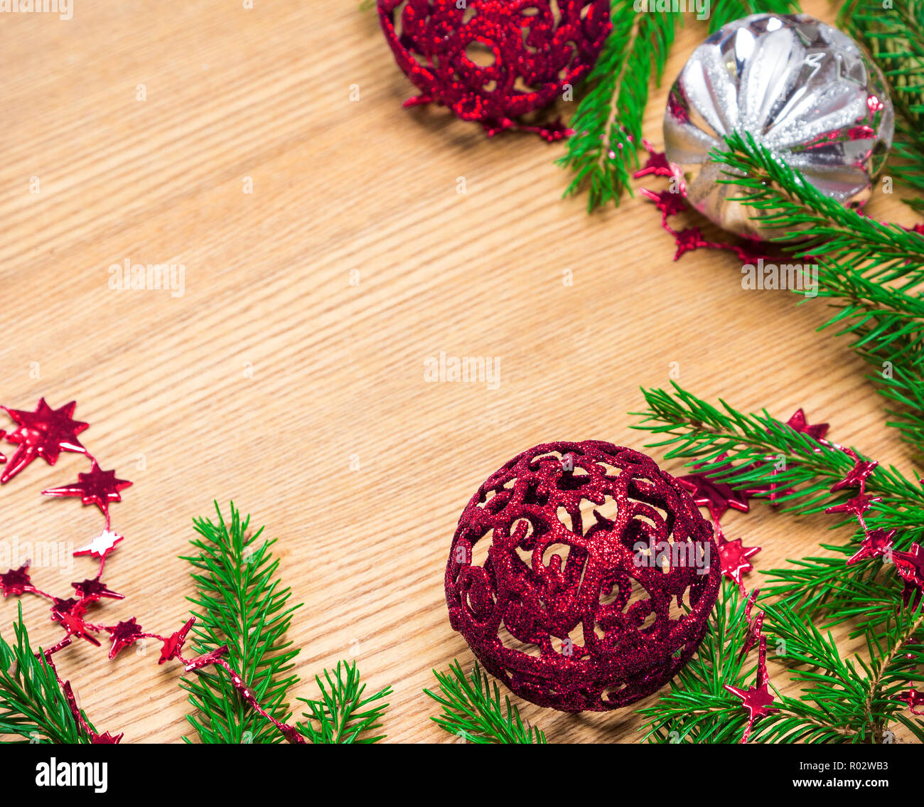 Stella Di Natale Con Perline.Natale E Anno Nuovo Sfondo Festosa Fresco Verde Abete Rami Con Stella In Perline Di Colore Rosso E Palle Di Natale Su Una Superficie Di Legno Copia Sp Foto Stock Alamy