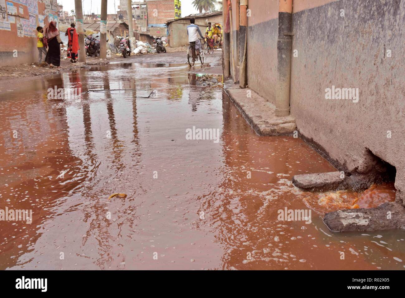 Dacca in Bangladesh - Marzo 06, 2017: rifiuti di conceria, sia solidi che liquidi, bloccato in una strada di Hazaribagh in Dhaka, esponendo la gente del luogo a gravi di salute Foto Stock