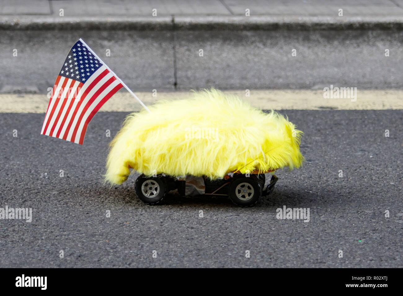 Un telecomando auto con una parrucca vincente su di esso è raffigurato sulle strade di Bristol durante una marcia di protesta contro il Presidente Trump's visita al Regno Unito Foto Stock