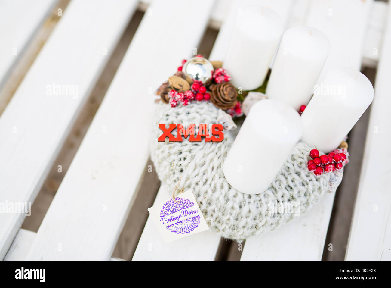 Home Idee decorazione. Xmas segno. Ghirlanda di legno con un accogliente casa di elementi di decorazione. Gli elementi del design degli interni, stagionali natale decorazione per la casa Foto Stock