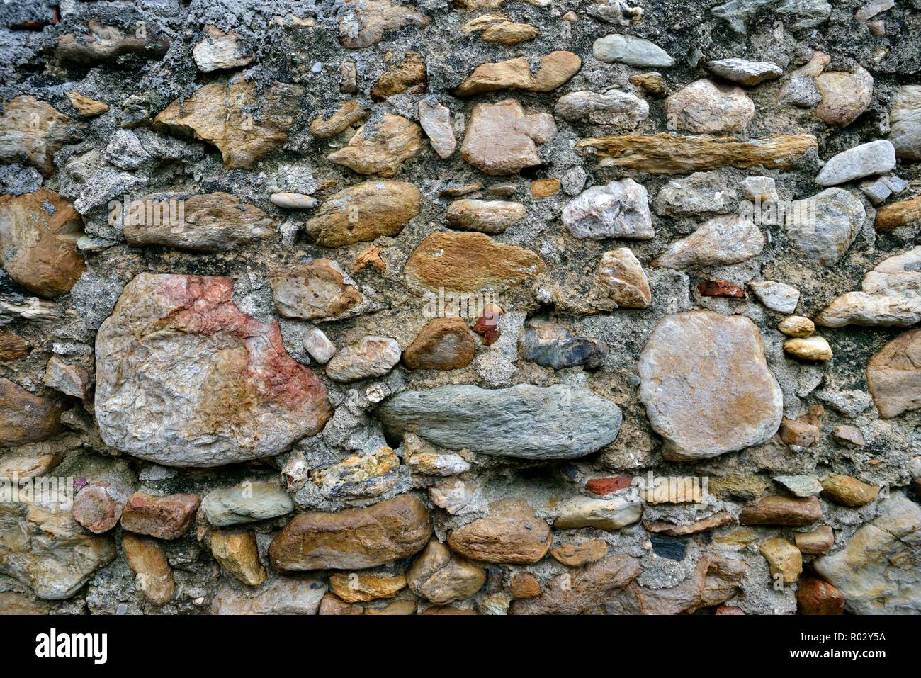 Alterò il vecchio muro di pietra sullo sfondo Foto Stock