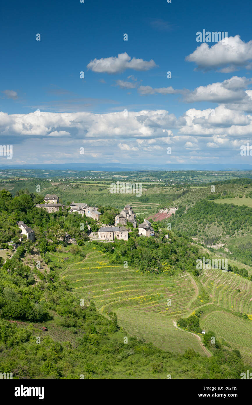 Villaggio di Cassagnes Le Bas e la campagna circostante Averyron Francia Foto Stock