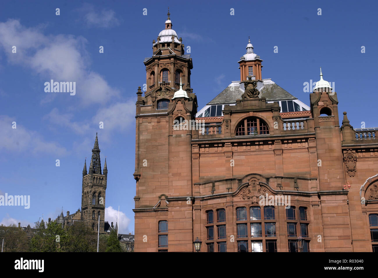 Una sezione del Kelvingrove Art Gallery and Museum e il campanile gotico e la guglia stanno fianco a fianco, quasi come due di Glasgow preferito e più popolare di edifici, in Kelvingrove Park, in Glasgow Scotland. Foto Stock