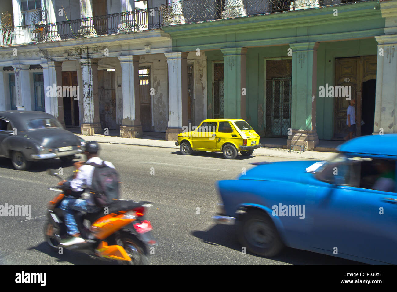 L'Avana è Cuba capitale della città dominata da architettura coloniale Spagnola. Il National Capitol Building è un iconico 1920s landmark. Classic Cars ... Foto Stock