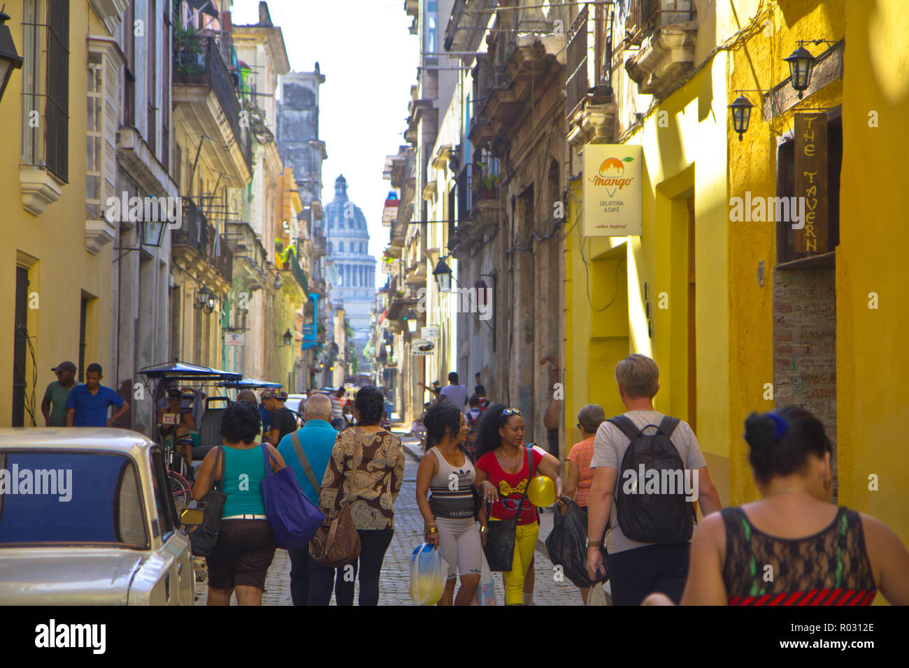 L'Avana è Cuba capitale della città dominata da architettura coloniale Spagnola. Il National Capitol Building è un iconico 1920s landmark. Classic Cars ... Foto Stock