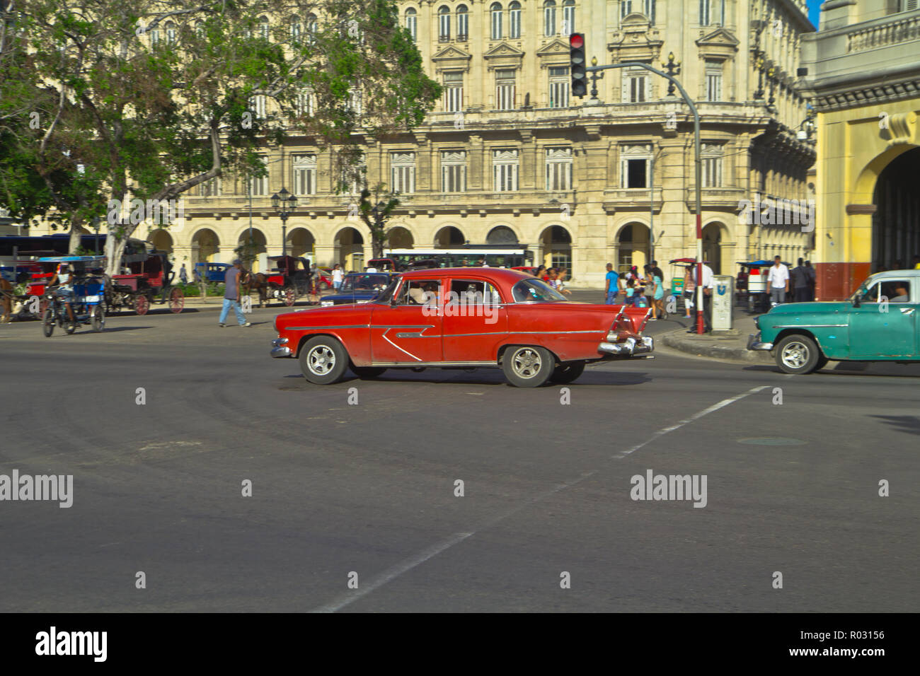 L'Avana è Cuba capitale della città dominata da architettura coloniale Spagnola. Il National Capitol Building è un iconico 1920s landmark. Classic Cars ... Foto Stock