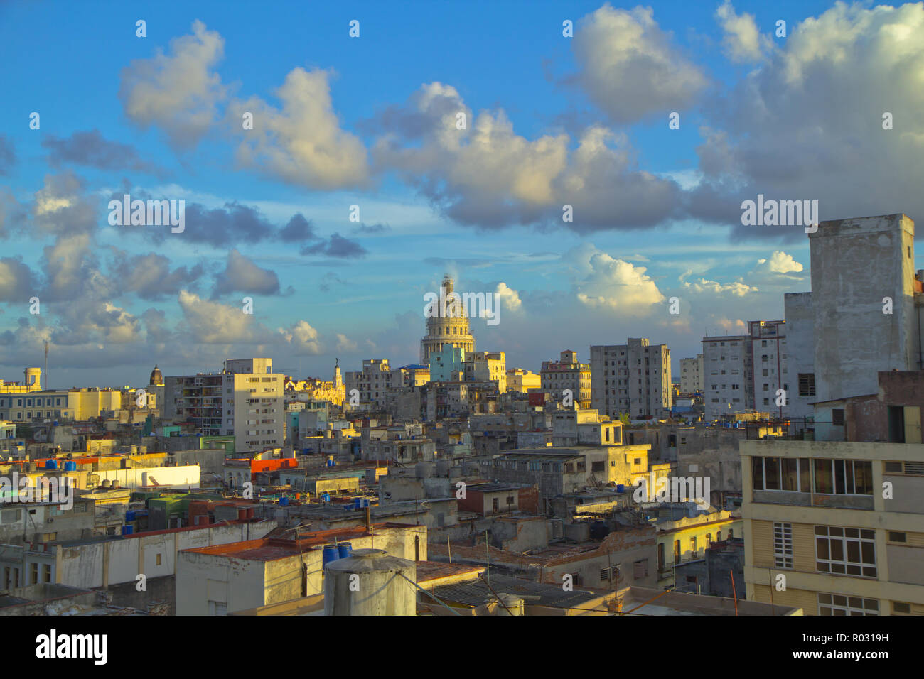 L'Avana è Cuba capitale della città dominata da architettura coloniale Spagnola. Il National Capitol Building è un iconico 1920s landmark. Classic Cars ... Foto Stock