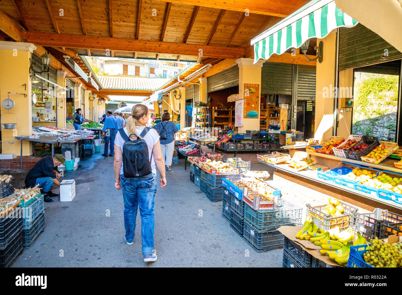 Corfù, Grecia - 16.10.2018: tradizionale mercato di strada nella città di Corfù, persone locali shopping, Grecia Foto Stock