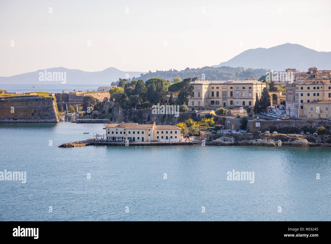 La città di Corfù vista dall'acqua, Grecia Foto Stock