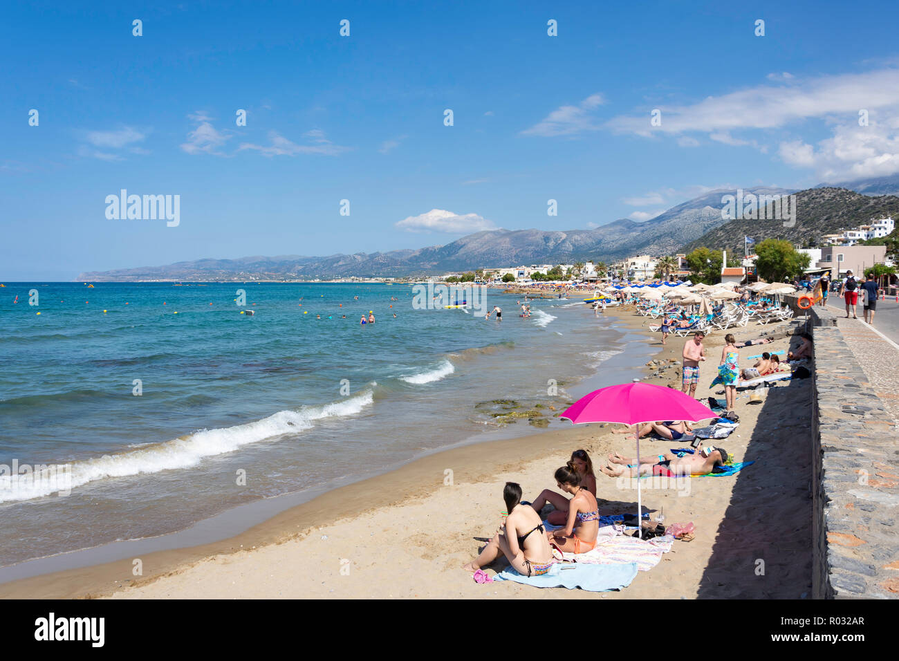 Vista della spiaggia e resort, Stalis (Stalida), Regione di Irakleio, Creta (Kriti), Grecia Foto Stock