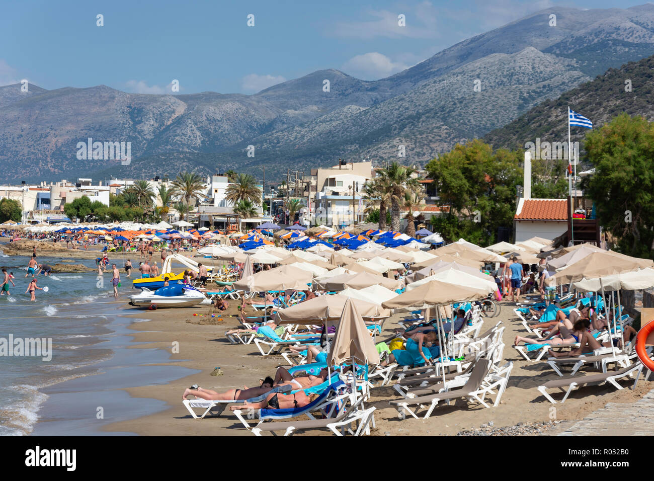 Vista della spiaggia e resort, Stalis (Stalida), Regione di Irakleio, Creta (Kriti), Grecia Foto Stock