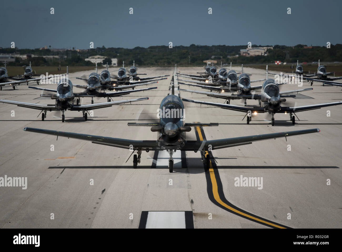 T-6 texano IIs dal 559th Flying Training Squadron e il trentanovesimo FTS ha partecipato in un "Elephant Walk" ott. 26, 2018 a base comune San Antonio-Randolph, Texas. Un elefante a piedi è più comunemente noto come "mostra di forza", ma squadroni qui condotta da uno a mettersi in contatto con il loro patrimonio. L'esercizio è stato chiamato un "trotto di capra/nastro di serpente" come il 559th sono i combattimenti Billy caprini e la 39th sono la Cobras. Foto Stock