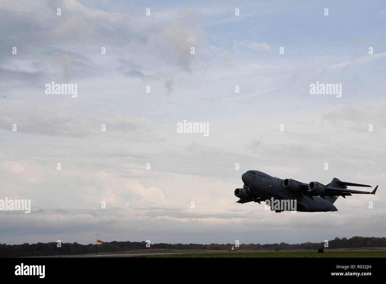 Una C-17 Globemaster III da Travis Air Force Base in California, decolla ott. 31, 2018 da Ft. Knox. Kentucky. Il C-17 Globemaster III è quello di fornire il trasporto di soldati, le attrezzature e le risorse per assistere Department of Homeland Security lungo il confine sud-ovest. (US Air Force foto di Airman Prima Classe Daniel A. Hernandez) Foto Stock