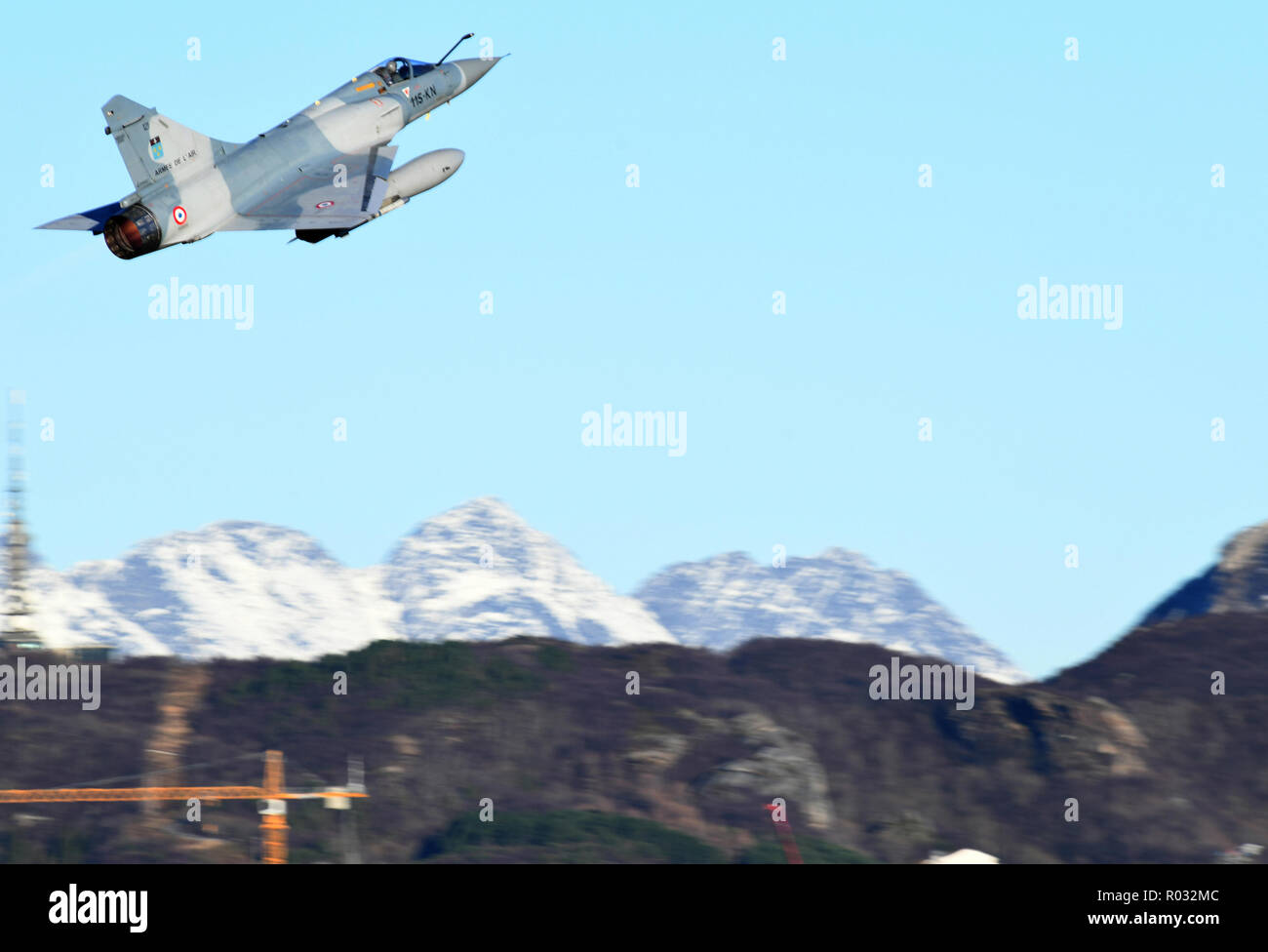 Un francese Air Force Mirage 2000C vola sopra Bodo Air Station, Norvegia su 25 Ottobre 2018 durante l'esercizio Trident frangente 18. Trident frangente è una multinazionale esercitazione NATO che migliora le relazioni professionali e migliora il coordinamento generale con alleati e partner delle nazioni. (Foto di Louise Levin/Försvarsmakten) Foto Stock