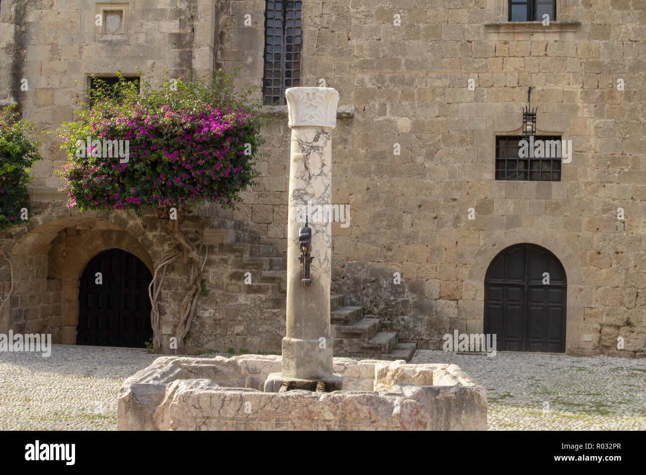 Una fontanella in Piazza Argyrocastrou Rodi città vecchia.La struttura originaria risale al medioevo. Foto Stock