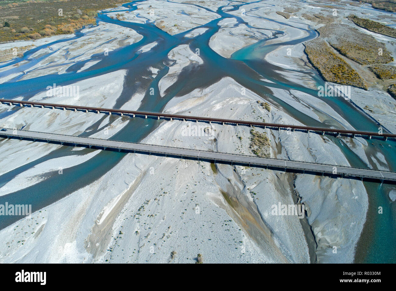 Su strada e su rotaia ponti sul fiume Rakaia, Rakaia, metà Canterbury, South Island, in Nuova Zelanda - aerial Foto Stock