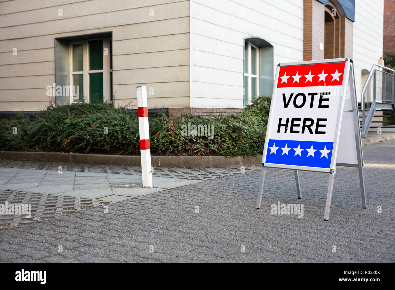 Luogo di polling voto qui segno sulla scheda bianco vicino casa Foto Stock