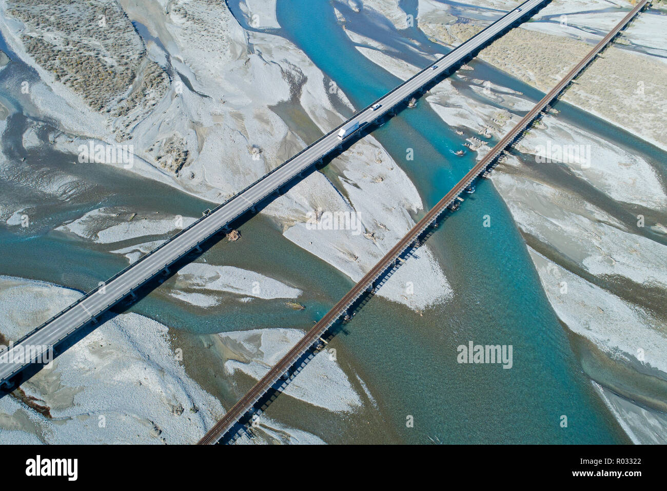 Su strada e su rotaia ponti sul fiume Rakaia, Rakaia, metà Canterbury, South Island, in Nuova Zelanda - aerial Foto Stock