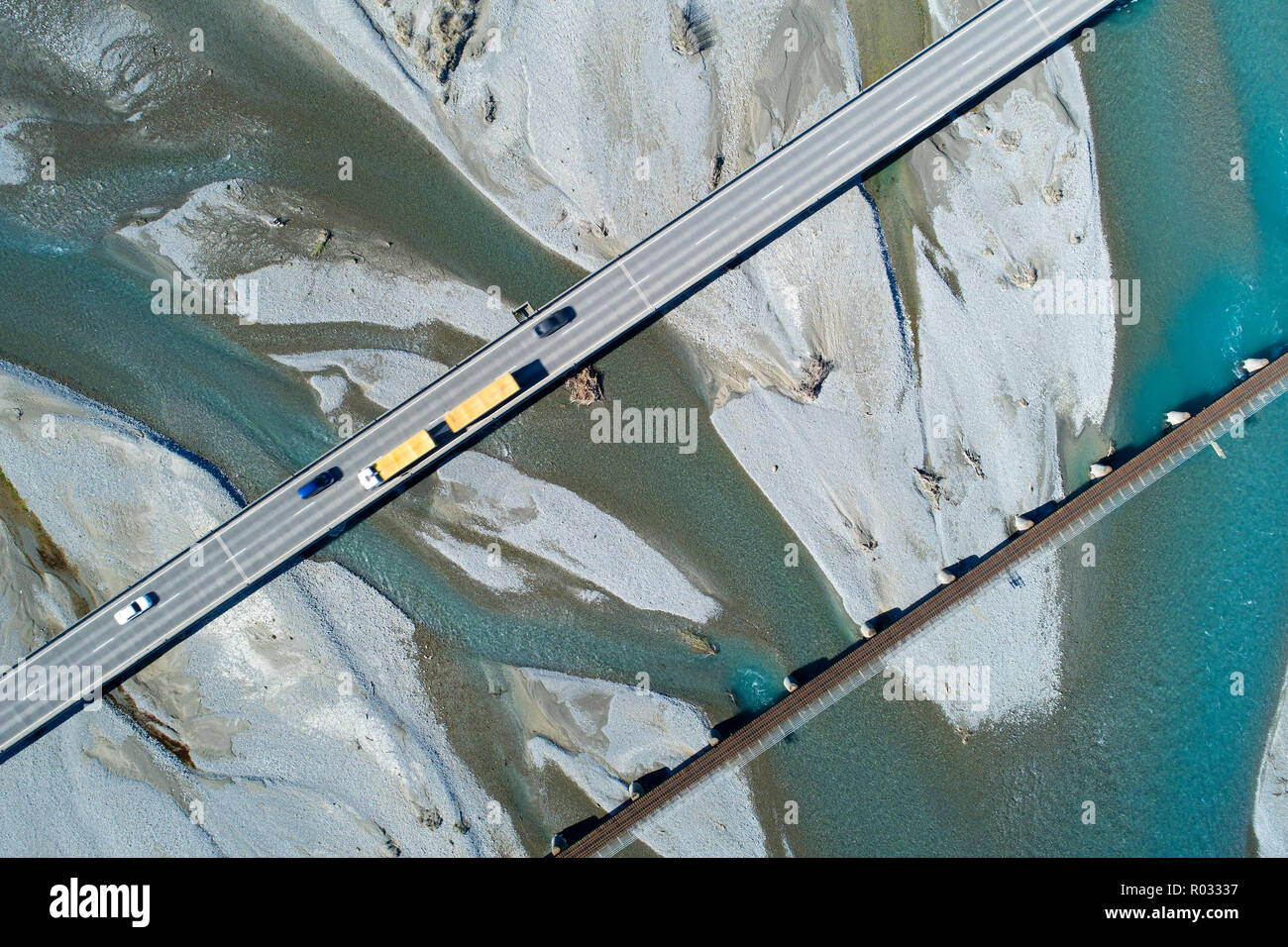 Su strada e su rotaia ponti sul fiume Rakaia, Rakaia, metà Canterbury, South Island, in Nuova Zelanda - aerial Foto Stock