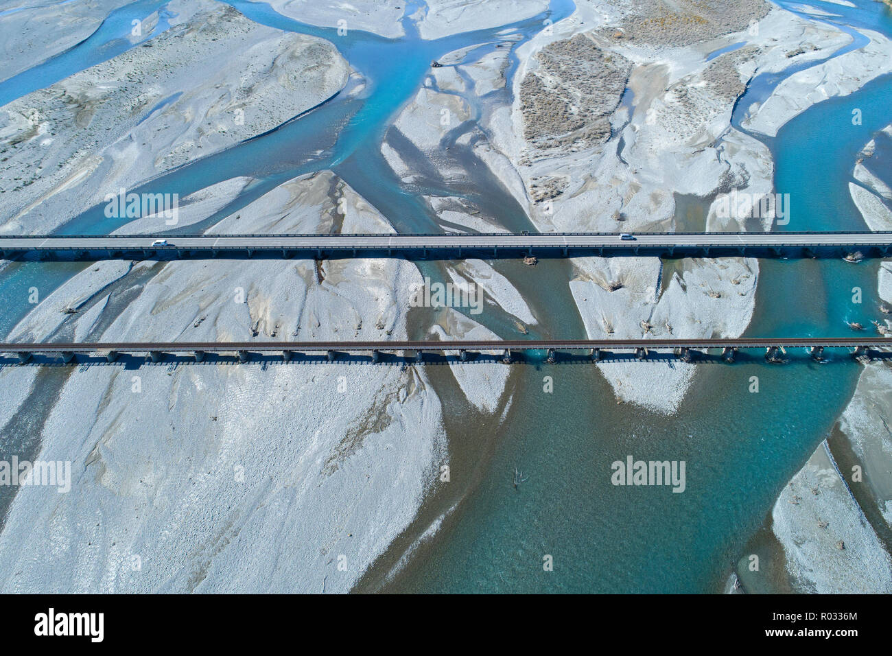 Su strada e su rotaia ponti sul fiume Rakaia, Rakaia, metà Canterbury, South Island, in Nuova Zelanda - aerial Foto Stock