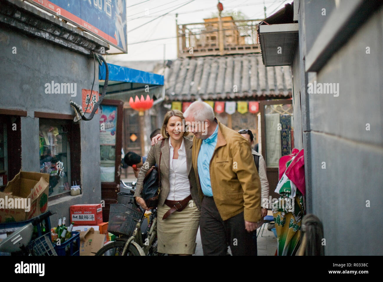 Coppia felice camminando giù per una strada della citta'. Foto Stock
