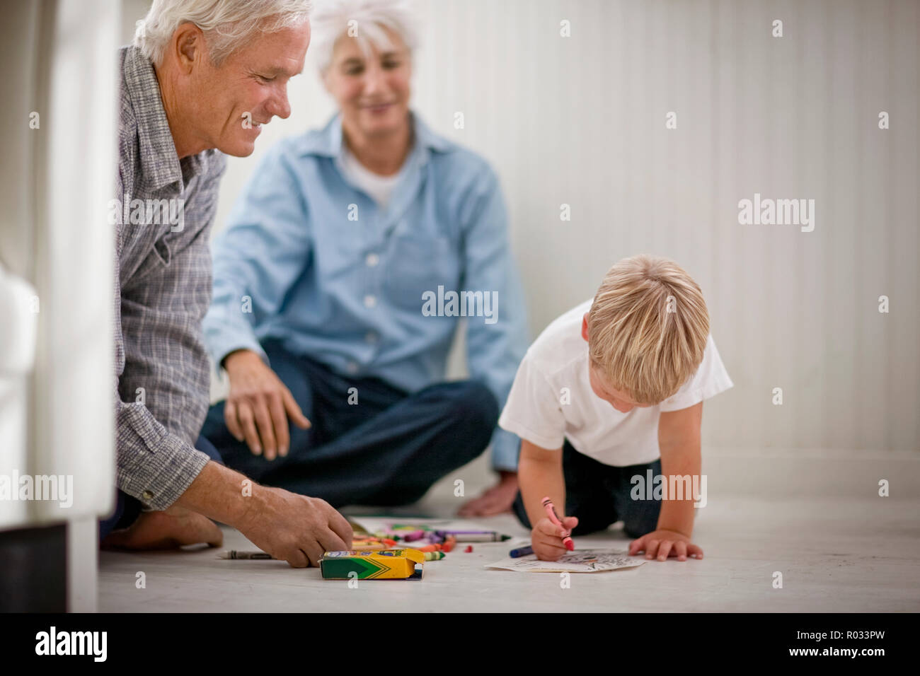 Disegno dei bimbi e giocare con i suoi nonni. Foto Stock
