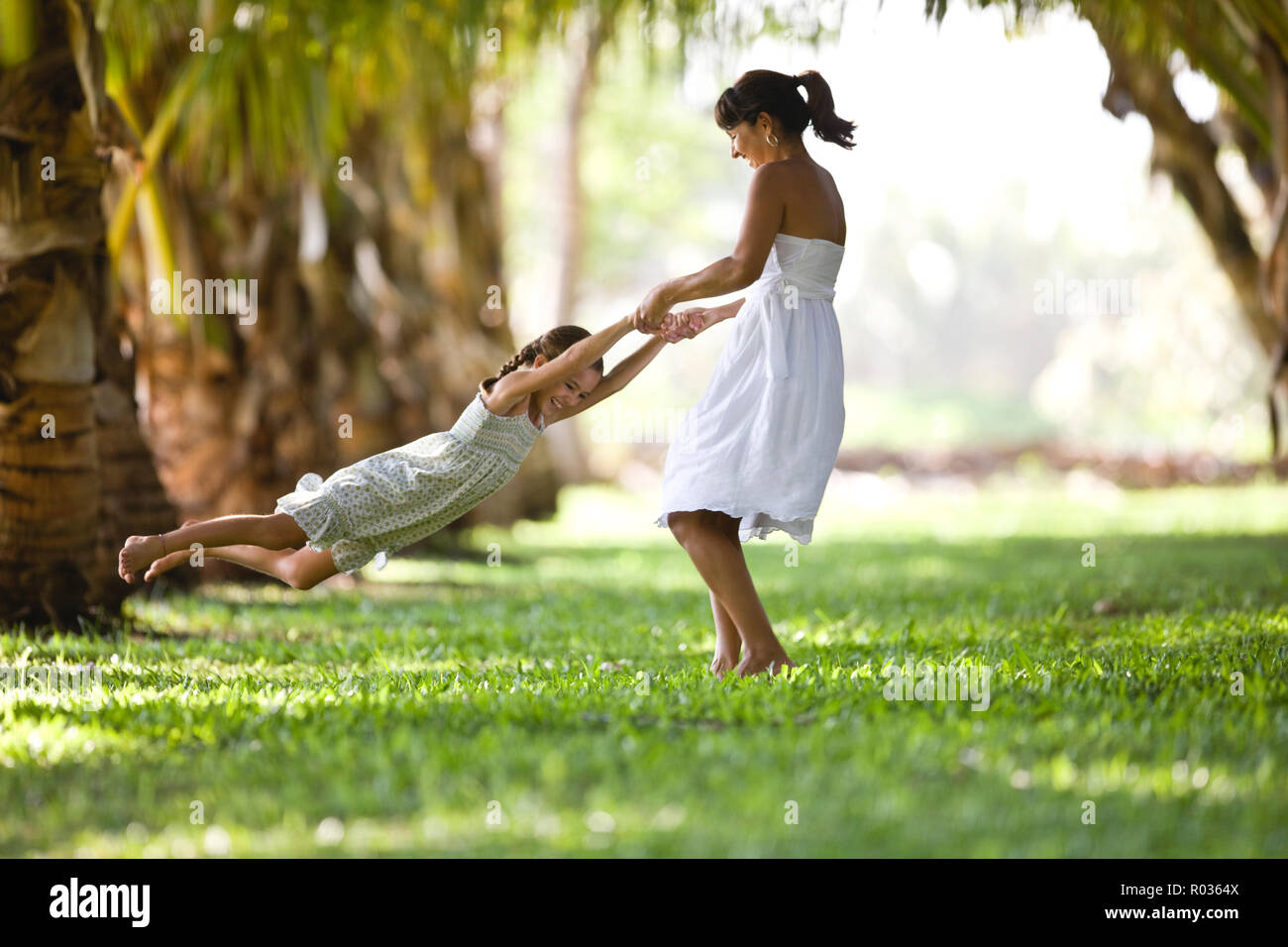 Oscillazione madre sua figlia intorno a. Foto Stock