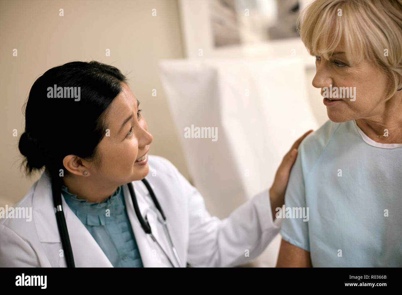 Femmina consulenza medico con un paziente dopo un esame medico nel suo ufficio. Foto Stock