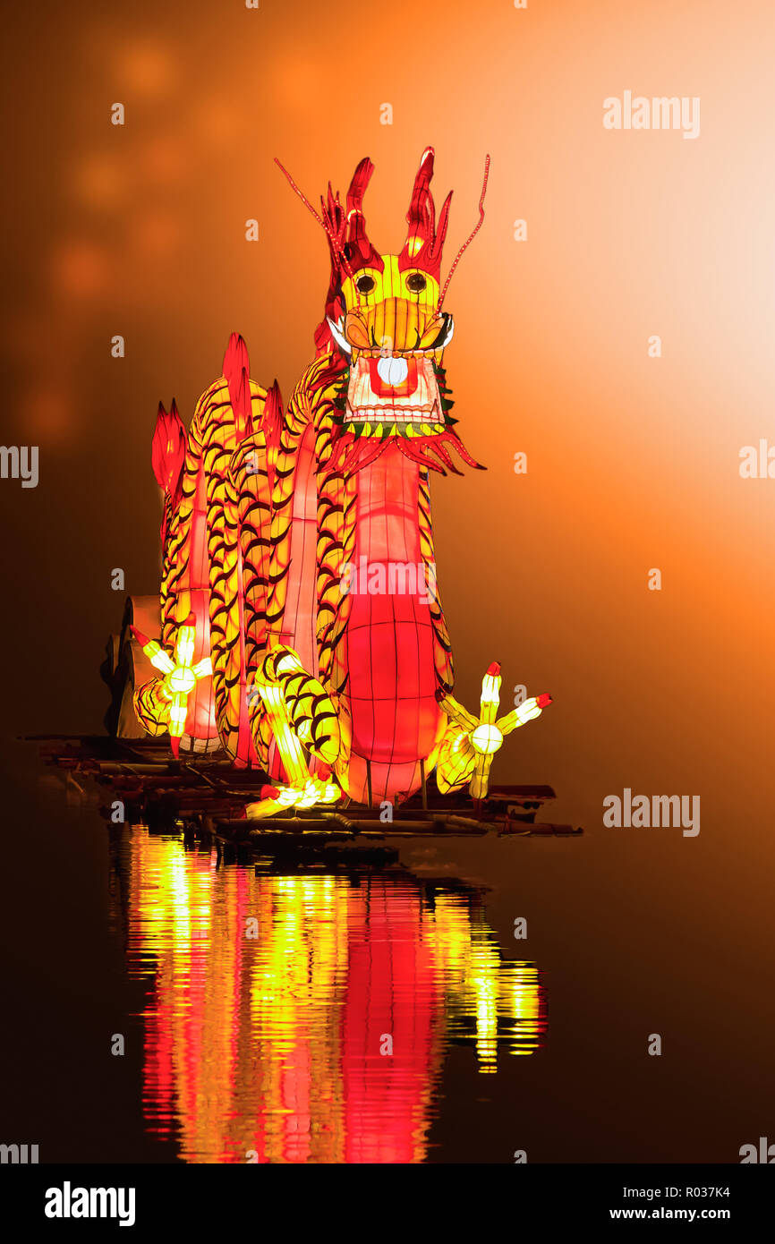 Anno Nuovo Cinese lanterne di drago su stagno in China town Foto Stock
