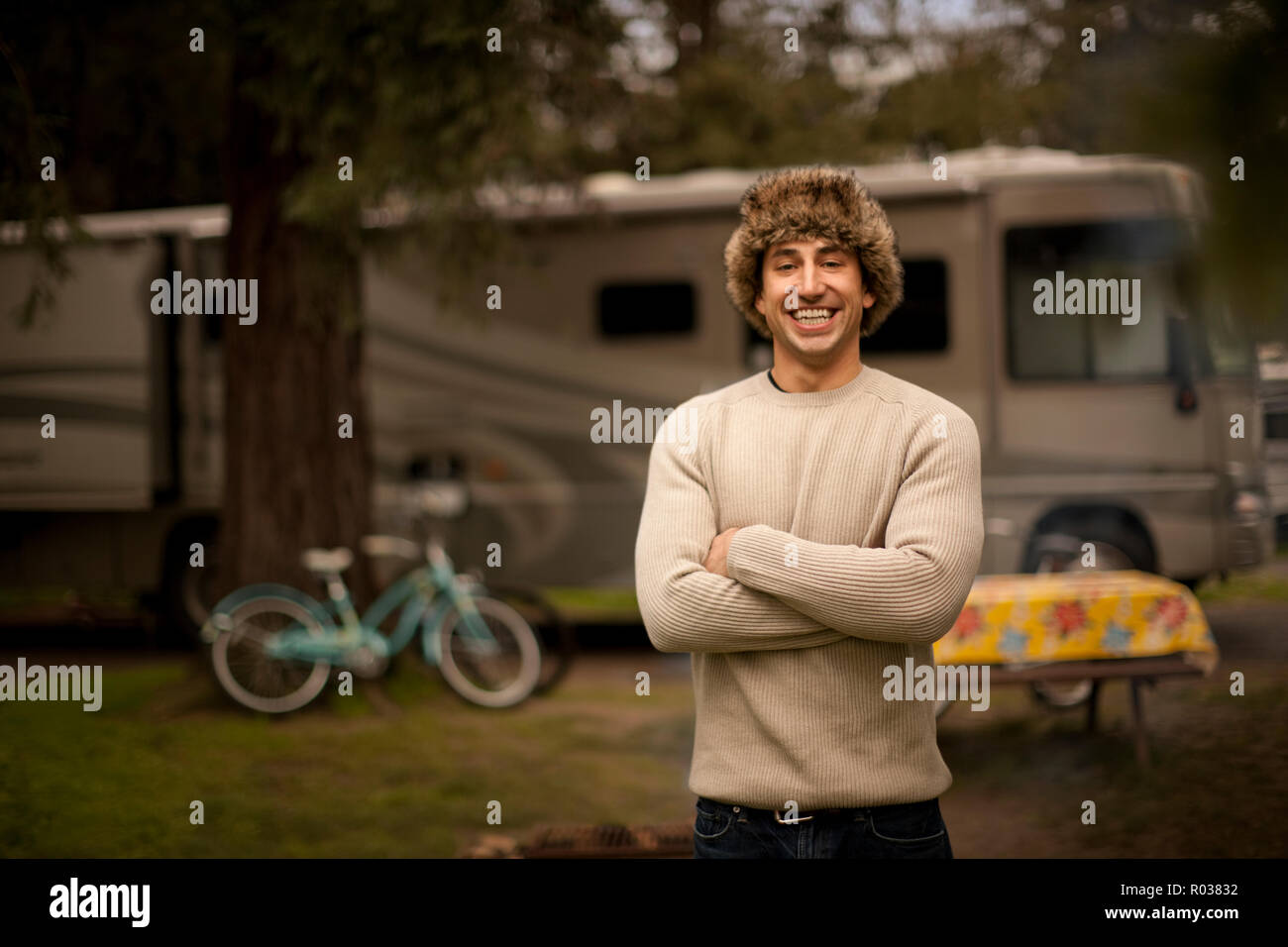 Ritratto di uomo in un campeggio. Foto Stock