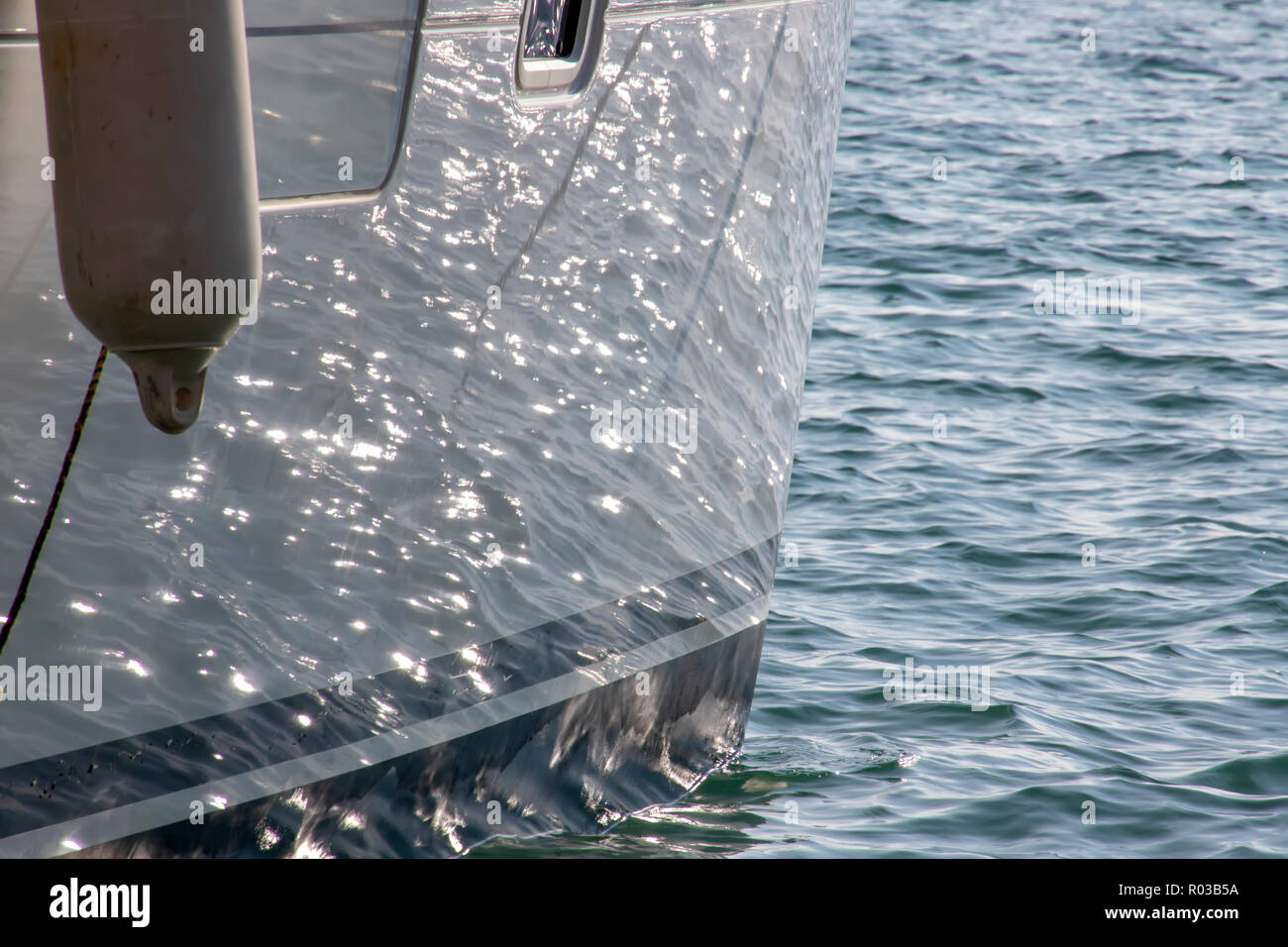 La riflessione del riflesso di acqua a bordo dello yacht. Volos. La Grecia Foto Stock