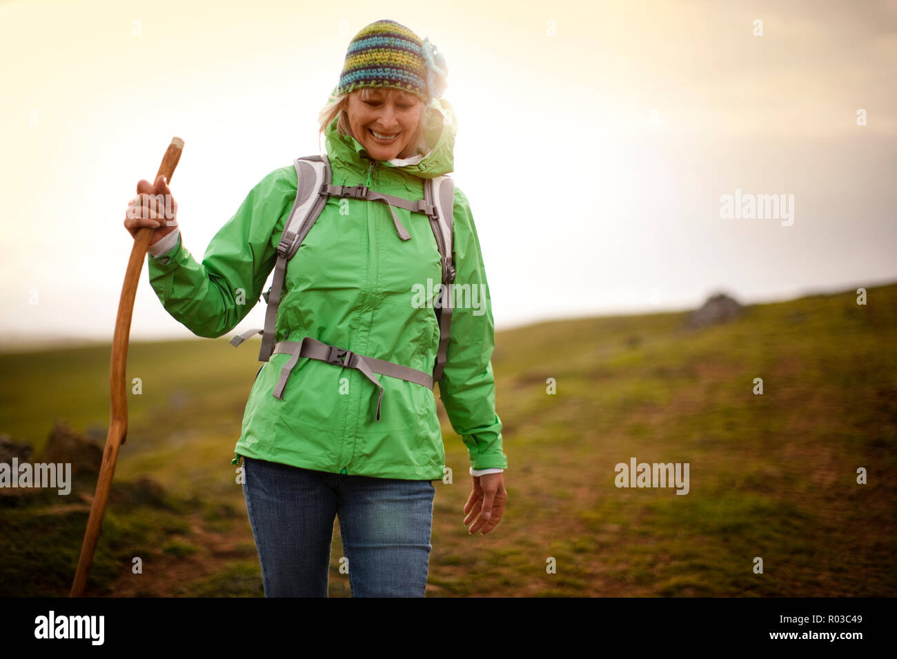 Fiducioso donna matura escursionismo in campagna. Foto Stock