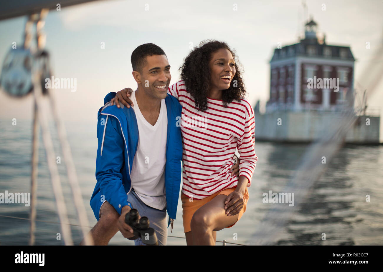 Felice coppia giovane relax e divertimento durante la navigazione a vela. Foto Stock