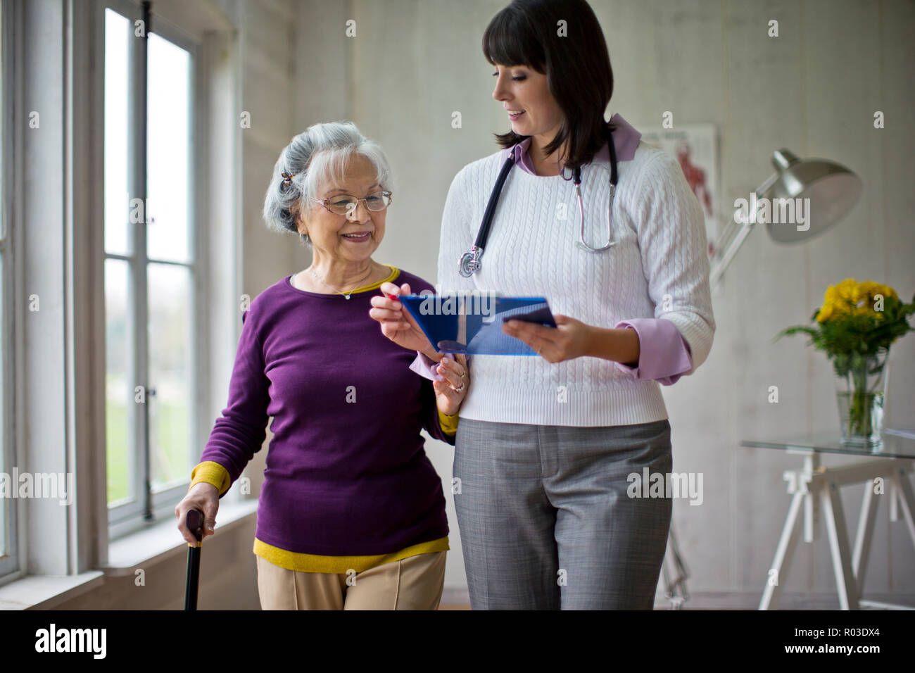 Donna anziana a un check up medico con il suo medico. Foto Stock