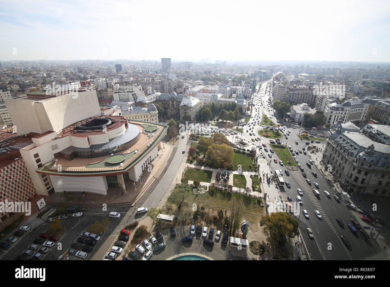 University square e il rumeno il Teatro Nazionale di Bucarest, visto da sopra Foto Stock