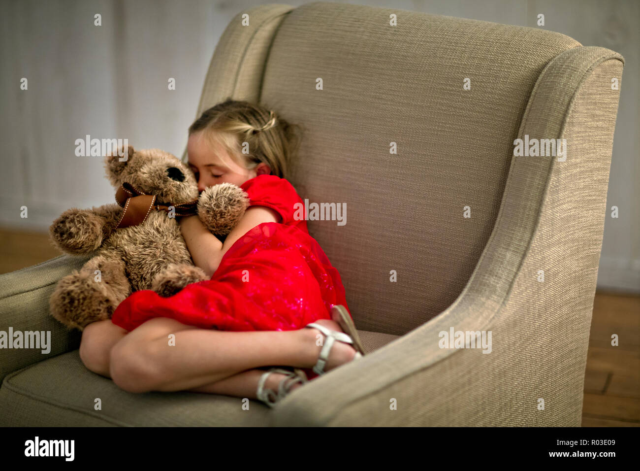 Giovane ragazza tenendo un pan con il suo orsacchiotto di peluche. Foto Stock
