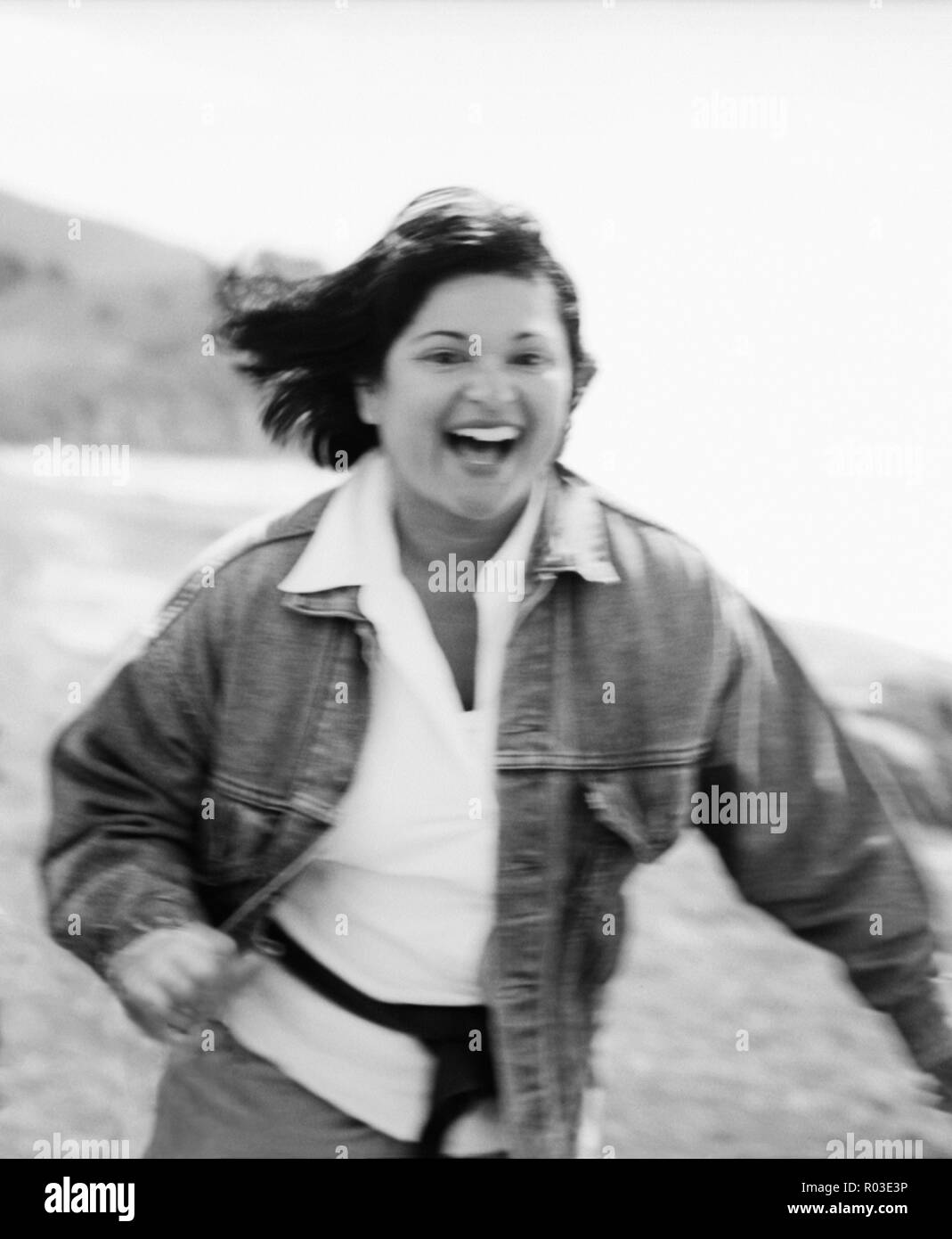 Vista frontale di una signora in esecuzione con gioia. Foto Stock