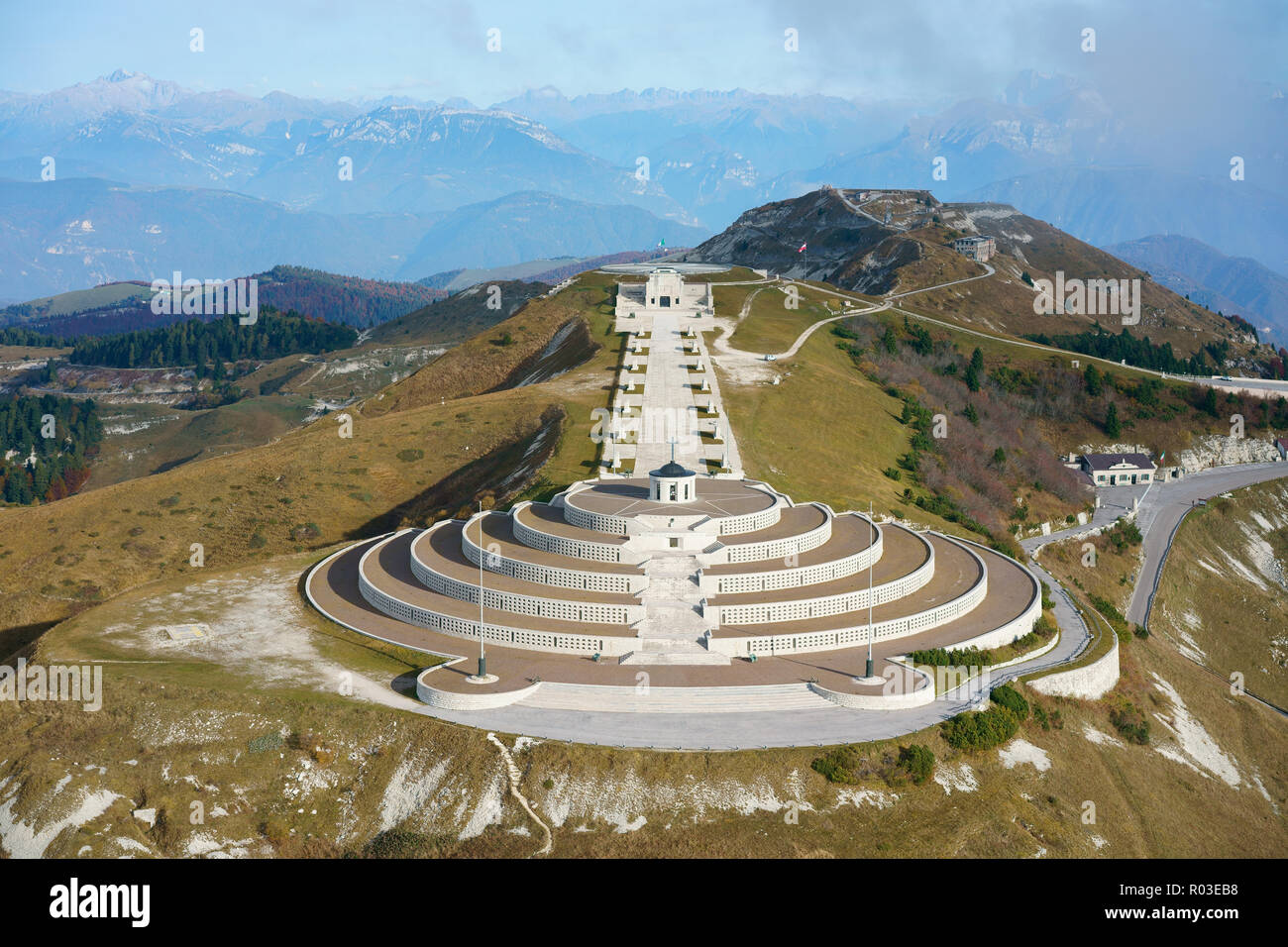 VISTA AEREA. Memoriale sul fronte Italiano - Austriaco della prima Guerra Mondiale a Monte Grappa (altitudine: 1775m). Crespano del Grappa, Veneto, Italia. Foto Stock