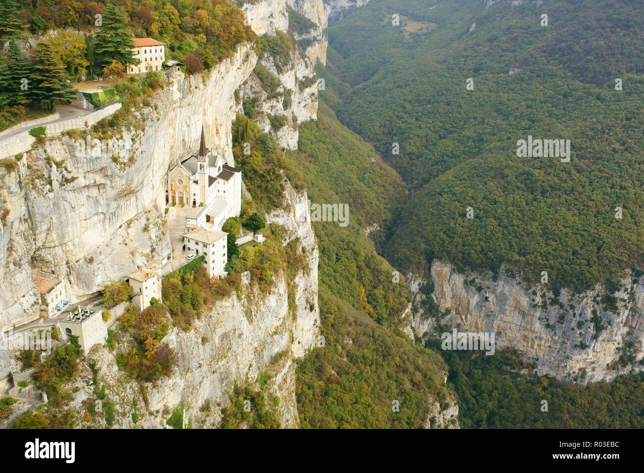 VISTA AEREA da un montante di 6 metri. Santuario su una sporgenza su una parete di roccia. Santuario della Madonna della Corona. Spiazzi, Provincia di Verona, Veneto, Italia. Foto Stock