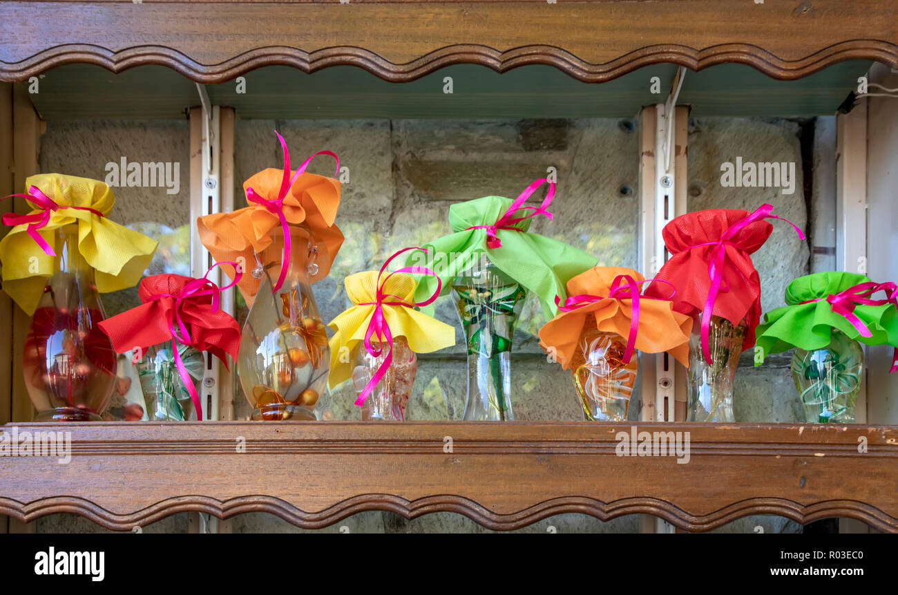 Vetro vasi decorativi con multi-colore di coperchi Foto Stock