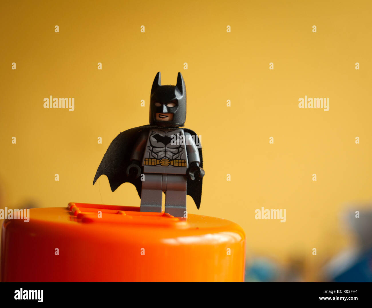 Lego Batman sta di guardia Foto Stock