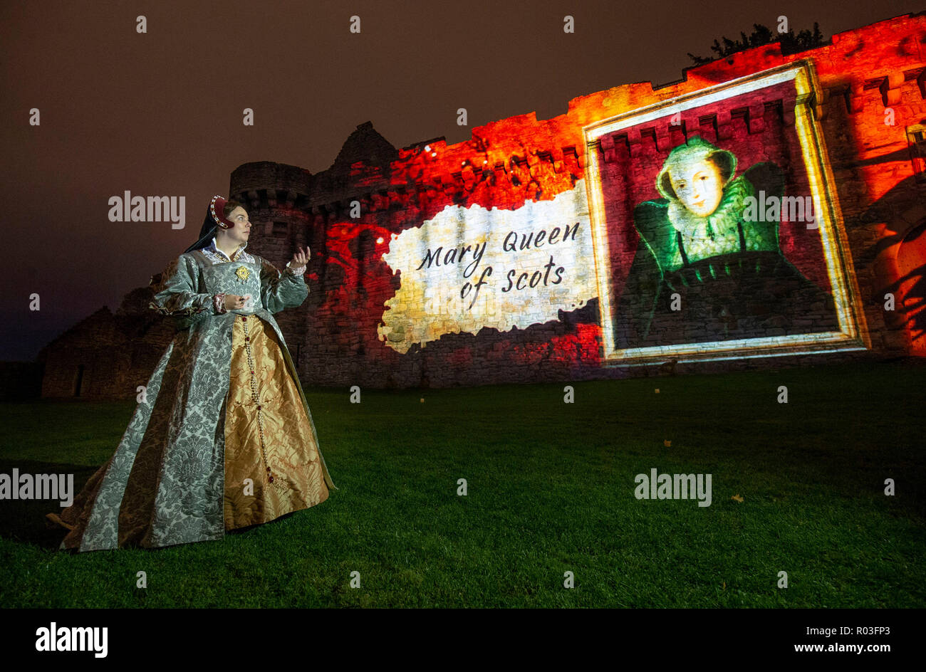 Mairi Gibson, di Living History Scotland, prende il suo carattere al Castello di Craigmillar, alla periferia di Edimburgo, illuminato da proiezioni chiare e vivaci riproduzioni che fanno parte dell'evento Spotlight on Mary After-Dark, che racconta la storia del Craigmillar Bond; La trama di Mary Queen of Scot's Nobles per sbarazzarsi di suo marito, Darnley. Foto Stock