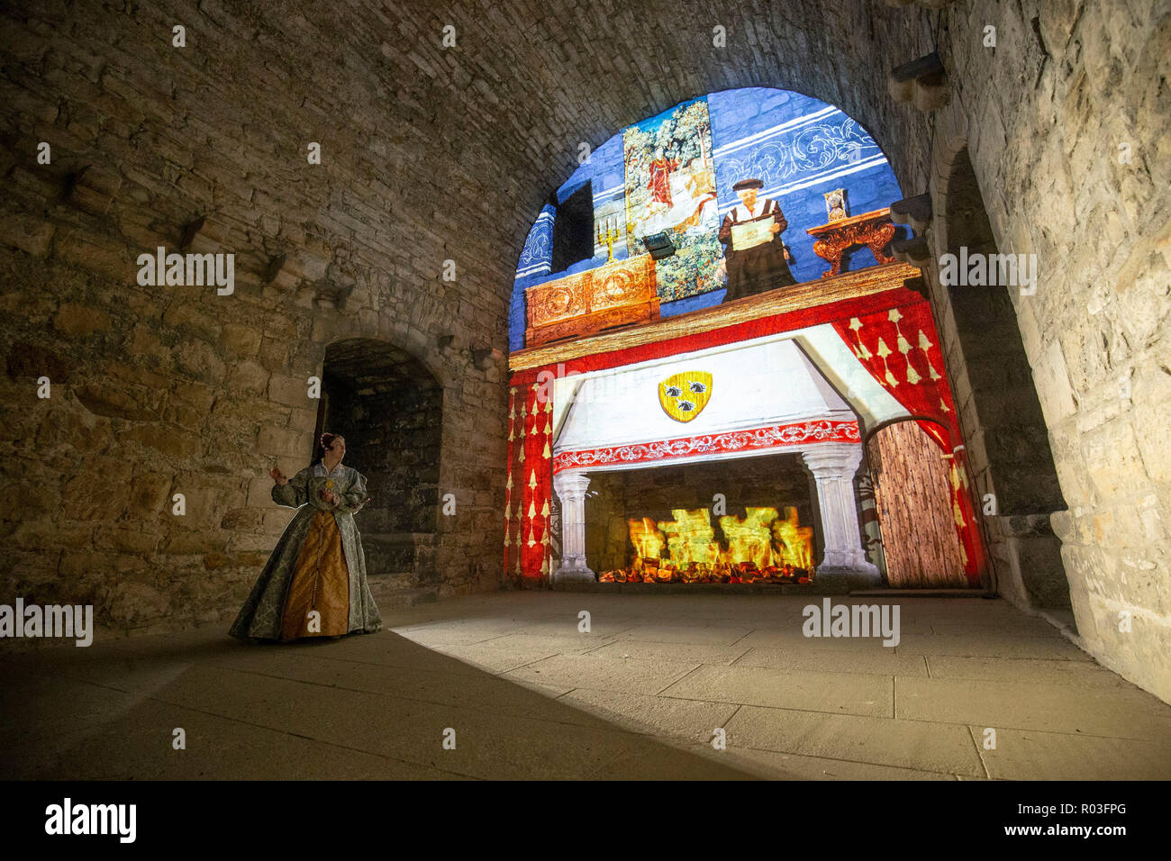 Mairi Gibson, di Living History Scotland, prende il suo carattere al Castello di Craigmillar, alla periferia di Edimburgo, illuminato da proiezioni chiare e vivaci riproduzioni che fanno parte dell'evento Spotlight on Mary After-Dark, che racconta la storia del Craigmillar Bond; La trama di Mary Queen of Scot's Nobles per sbarazzarsi di suo marito, Darnley. Foto Stock