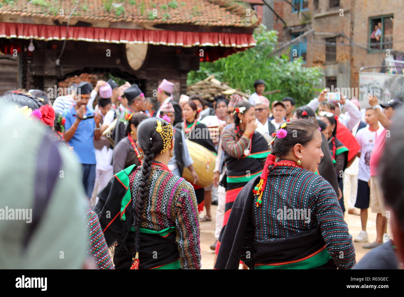 Locale popolo nepalese sono avente festival di danza intorno a Bhaktapur Durbar Square. Preso in Nepal, Agosto 2018. Foto Stock