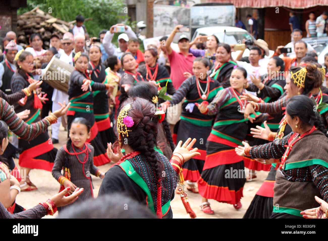 Locale popolo nepalese sono avente festival di danza intorno a Bhaktapur Durbar Square. Preso in Nepal, Agosto 2018. Foto Stock