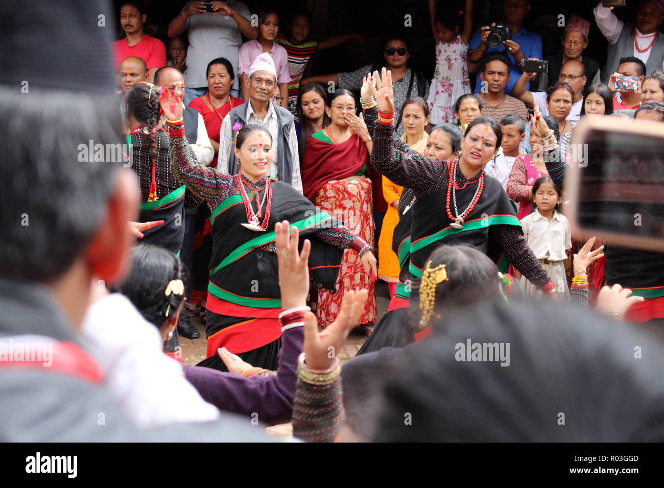 Locale popolo nepalese sono avente festival di danza intorno a Bhaktapur Durbar Square. Preso in Nepal, Agosto 2018. Foto Stock