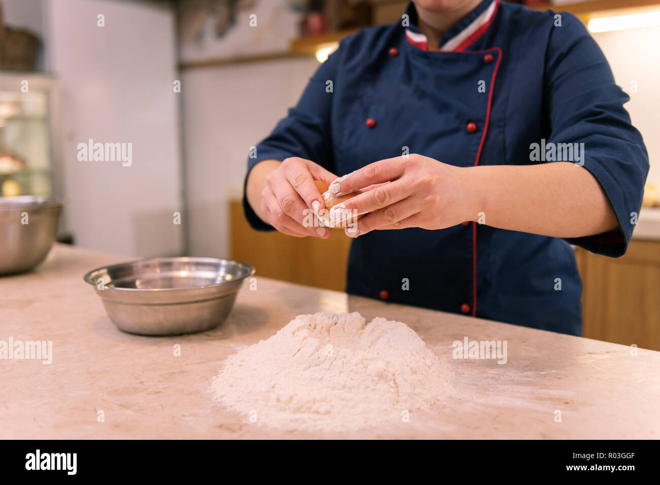 Duro lavoro di baker rendendo la pasta per croissant al mattino presto Foto Stock